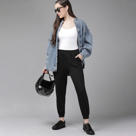 https://www.zestystyles.in/products/women-black-solid-straight-fit-cropped-joggers