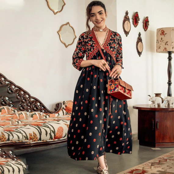 https://www.zestystyles.in/vi/products/black-orange-ethnic-motifs-printed-maxi-dress